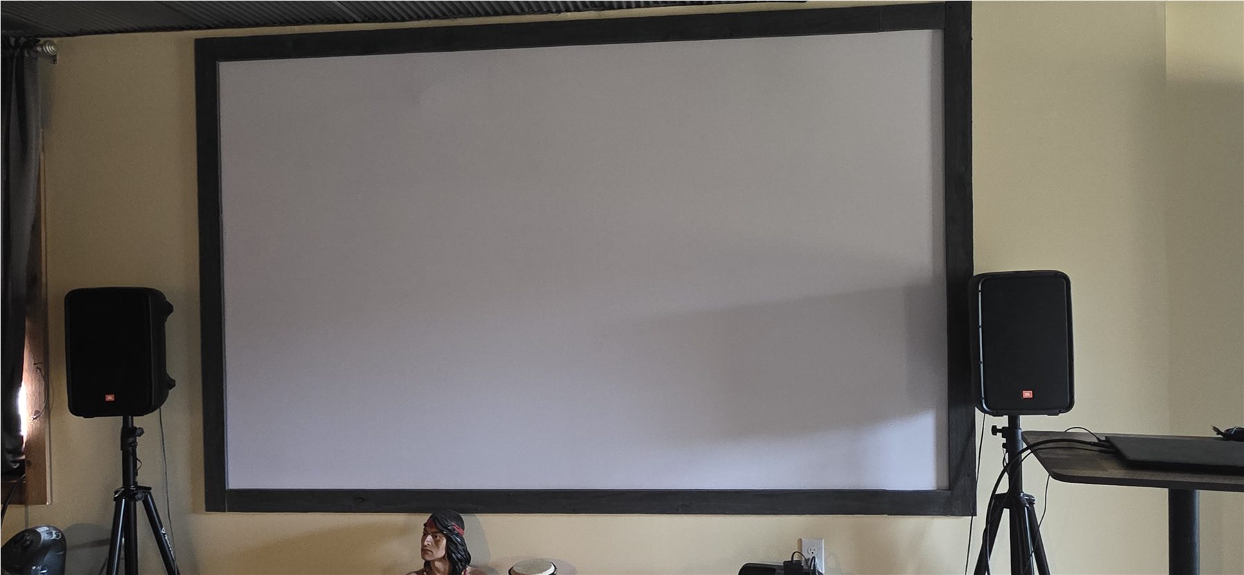 Projection screen and speakers in the living room